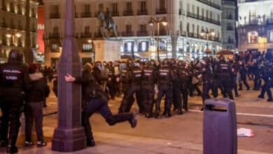 Dos detenidos por la agresión con un palo a una policía en los disturbios en Madrid a favor de Pablo Hasél
