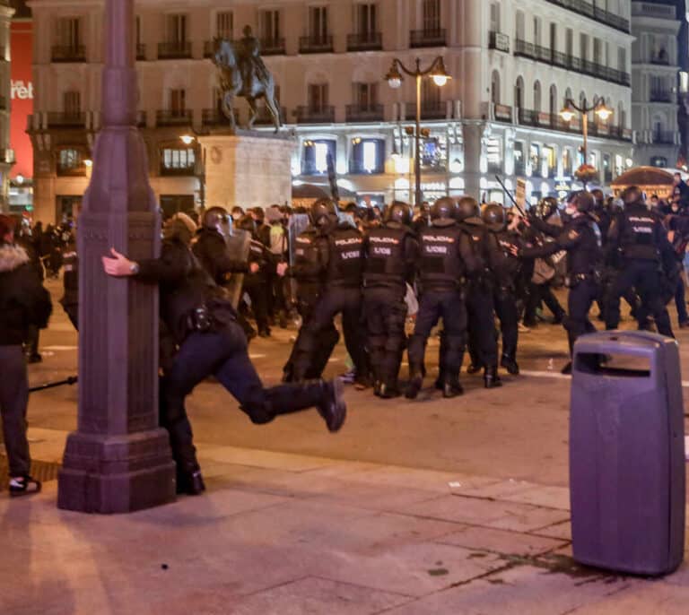 Dos detenidos por la agresión con un palo a una policía en los disturbios en Madrid a favor de Pablo Hasél