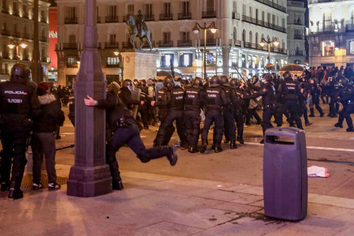 Varios agentes de la Policía Nacional contra los manifestantes por los altercados producidos durante una manifestación contra el encarcelamiento del rapero y poeta Pablo Hasél