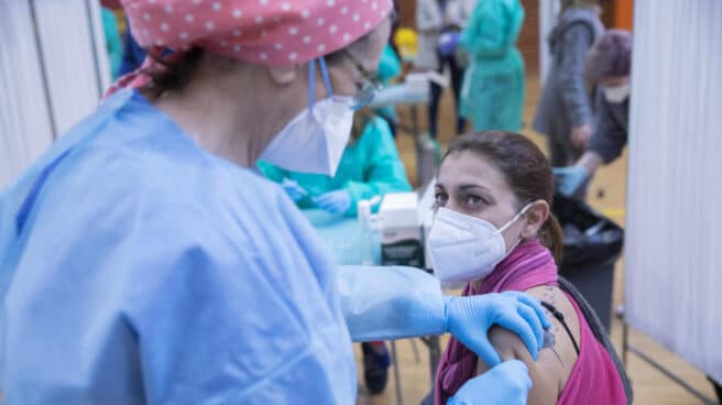 Sobrecoste de no vacunar con Janssen y AstraZeneca a los menores de 60 años Vacunación contra el Covid-19 en la Universidad de Sevilla