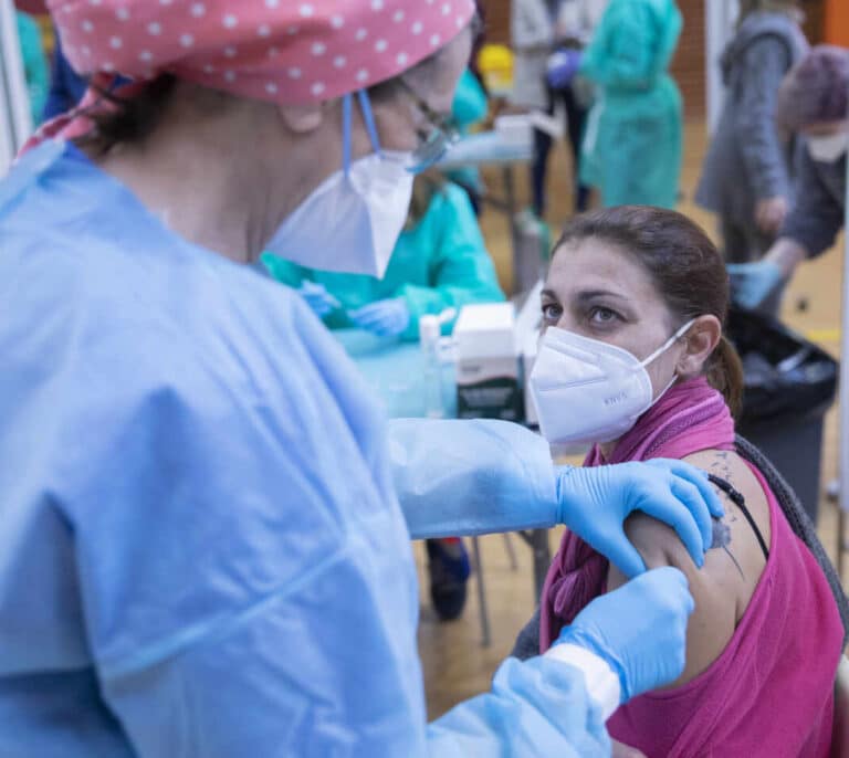 Sanidad rechaza poner la vacuna de AstraZeneca a voluntarios menores de 60 años