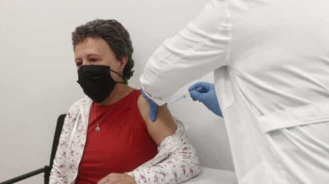 Madrid administra la vacuna de AstraZeneca a personal de otras profesiones sanitarias y socio-sanitarias Una mujer recibe la primera dosis de la vacuna contra la COVID-19 de AstraZeneca