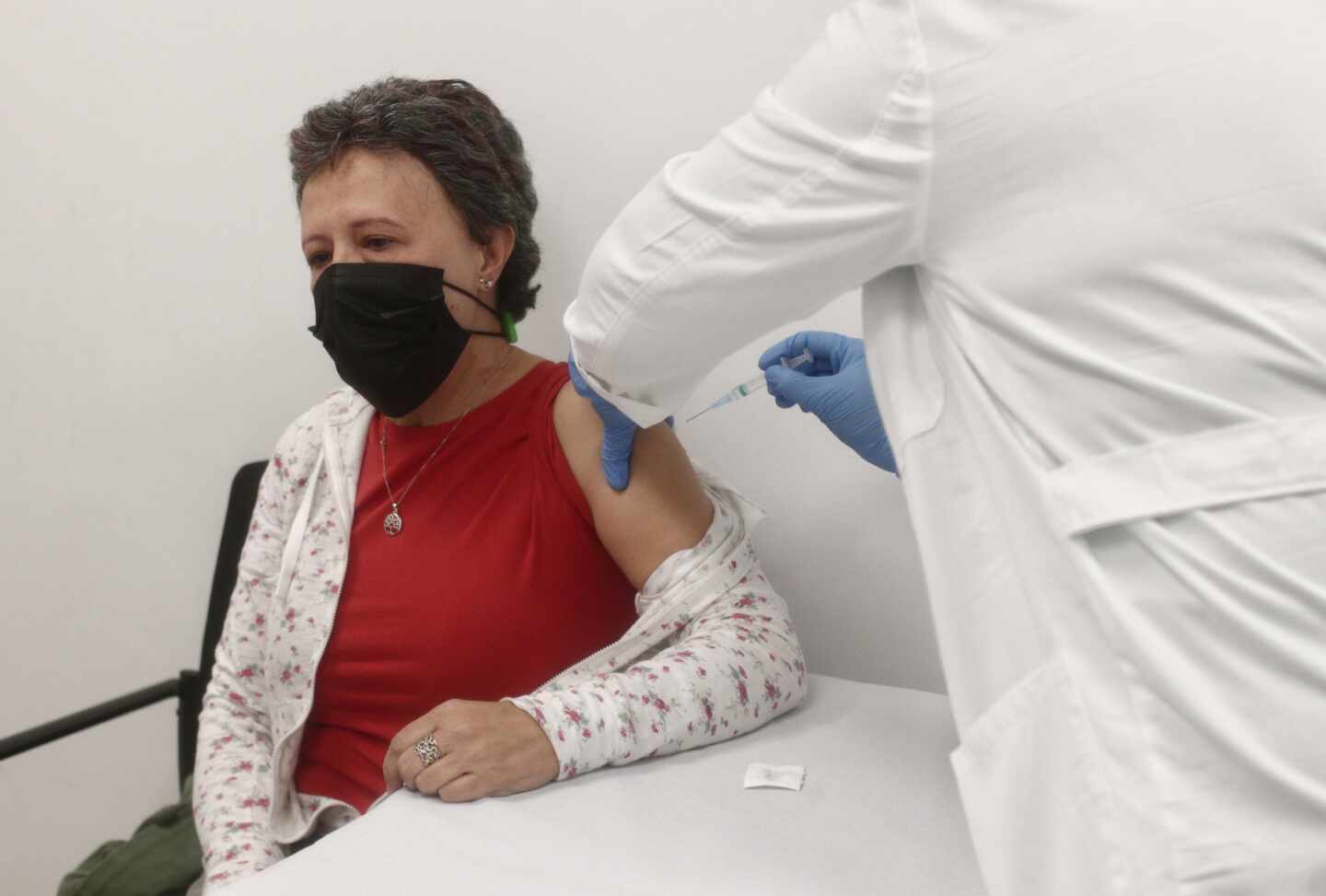 Una mujer recibe la primera dosis de la vacuna contra la COVID-19 de AstraZeneca