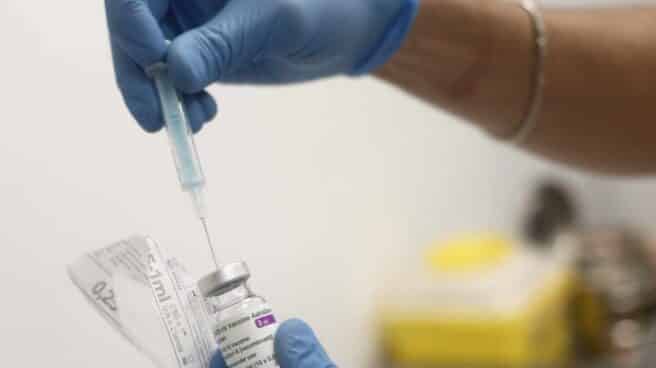 Una profesional sanitaria sostiene una dosis de la vacuna contra la COVID-19 de AstraZeneca en un Centro de Vacunación de la Comunidad de Madrid, en Madrid (España)