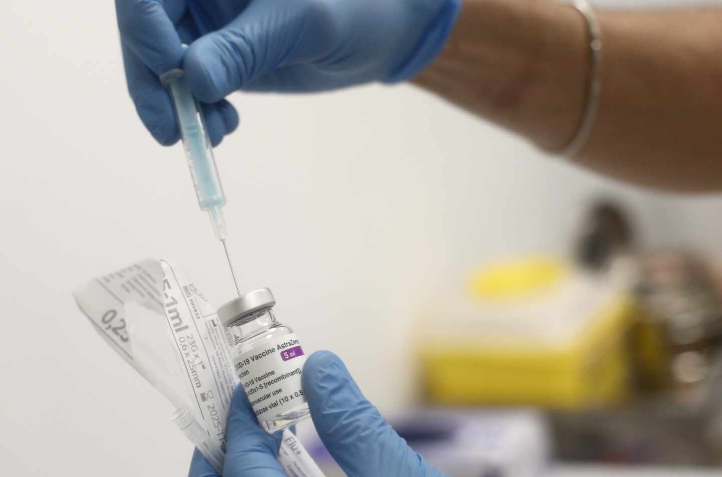 Una profesional sanitaria sostiene una dosis de la vacuna contra la COVID-19 de AstraZeneca en un Centro de Vacunación de la Comunidad de Madrid, en Madrid (España)