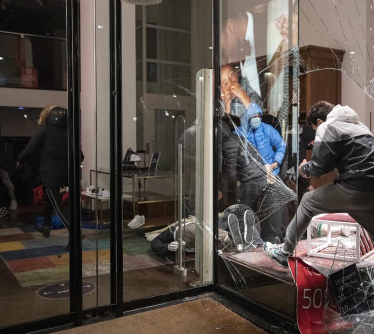 La quinta noche de protestas en apoyo a Hasel deja 34 detenidos en Cataluña