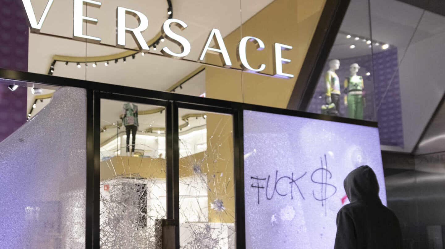 La tienda de Versace del Passeig de Gràcia en Barcelona, destrozada.