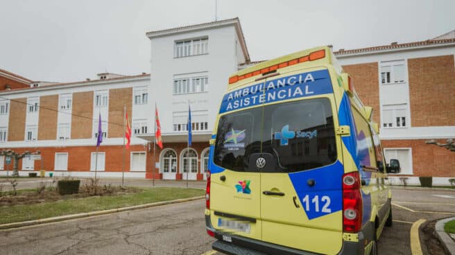 Una ambulancia en la puerta de un hospital