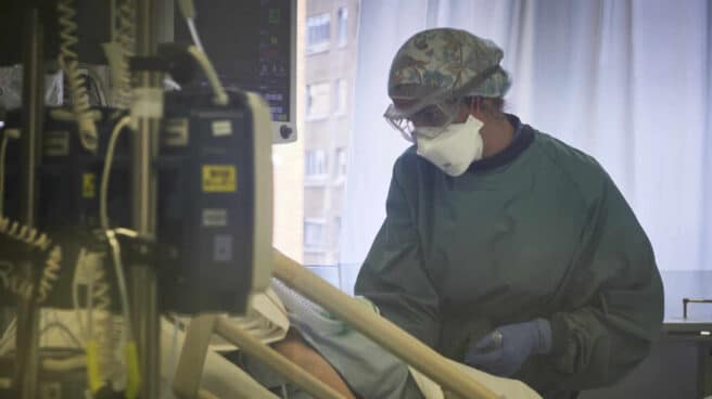 Un trabajador sanitario en el interior de una UCI