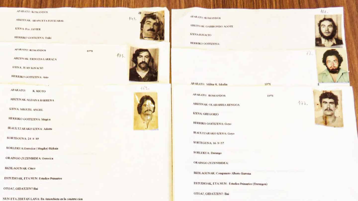 Varias de las fichas de candidatos a ingresar en ETA que forman parte del archivo de la banda.