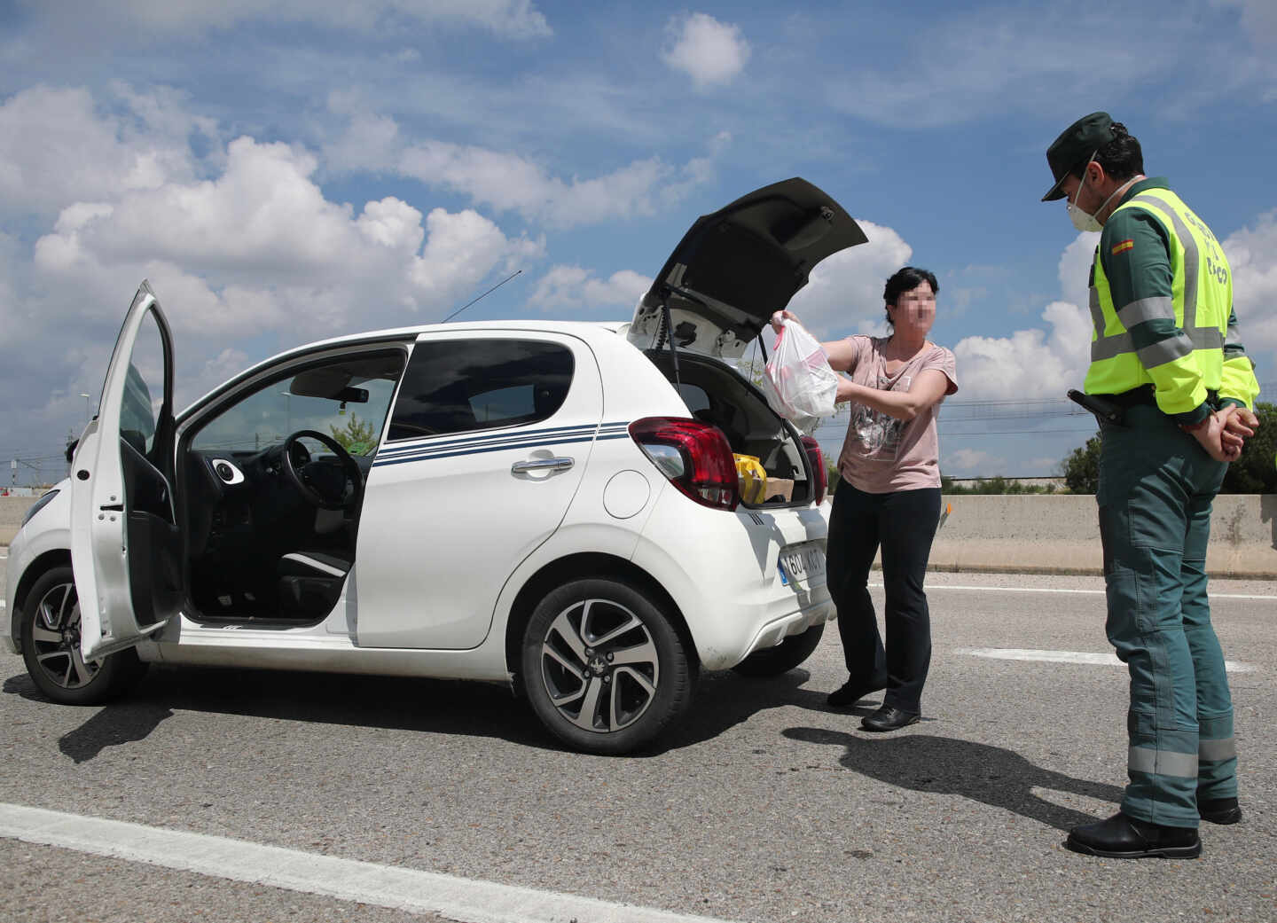 Un guardia civil registra un vehículo en una carretera madrileña la pasada Semana Santa.