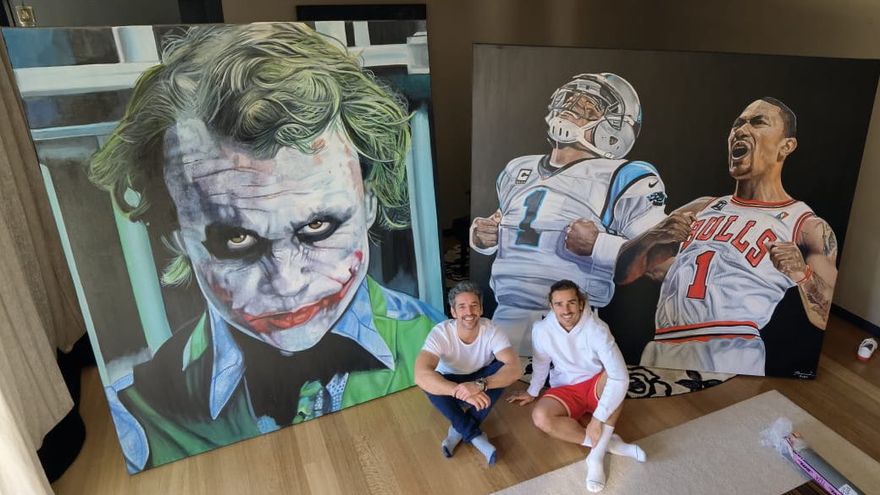 Griezmann y René Mäkelä posando con el cuadro del jugador