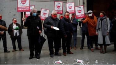 Los hosteleros piden "ayudas directas ya" y rompen platos frente al Ministerio de Hacienda