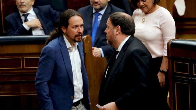 Pablo Iglesias y Oriol Junqueras charlan en el Congreso durante la sesión constitutiva de las Cortes en mayo de 2019