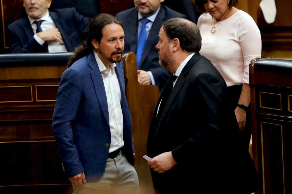 Pablo Iglesias y Oriol Junqueras charlan en el Congreso durante la sesión constitutiva de las Cortes en mayo de 2019