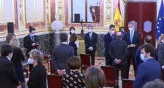 Iglesias mira el móvil al margen de los corrillos tras el discurso del Rey en el 23F