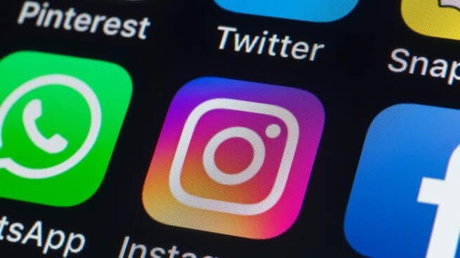 Imagen de Instagram, Whatsapp y Facebook en la pantalla de un teléfono móvil
