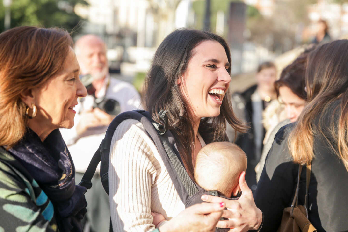 Irene Montero llega a un acto en Madrid con su bebé en brazos.