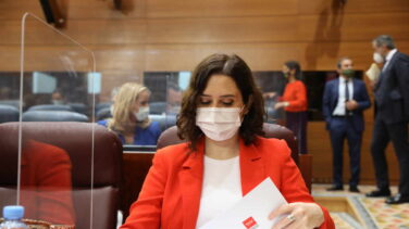Ayuso ampliará de cuatro a seis el número de personas permitidas en las terrazas