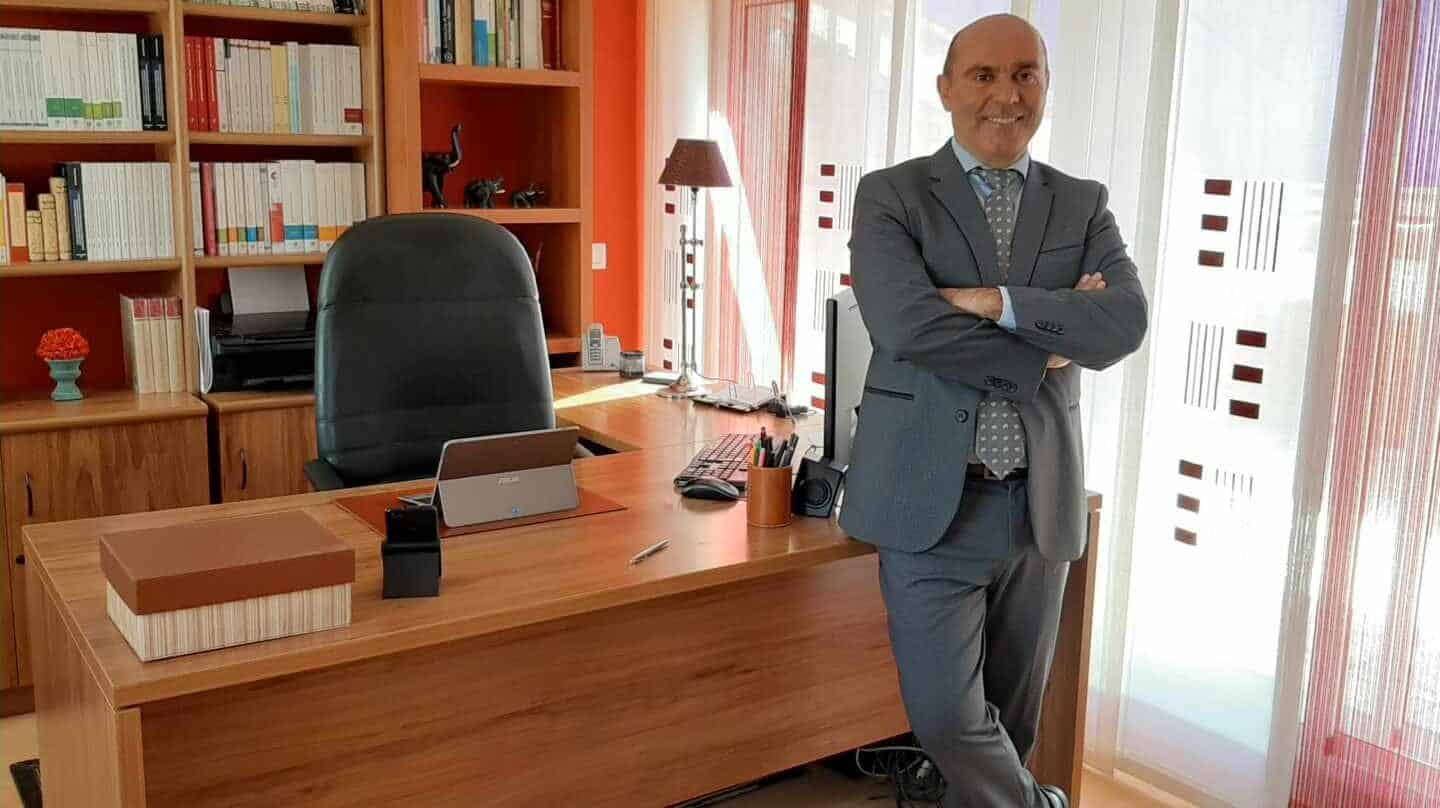 El abogado-consultor Jaime Pintos, en su despacho profesional.