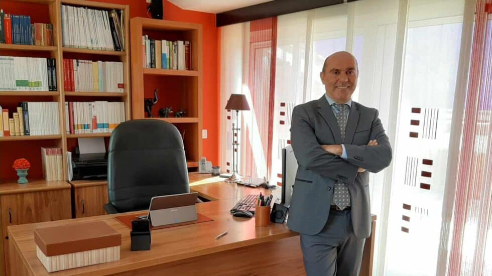 El abogado-consultor Jaime Pintos, en su despacho profesional.