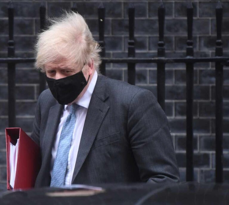 Johnson anuncia una desescalada con viajes internacionales "como pronto" el 17 de mayo