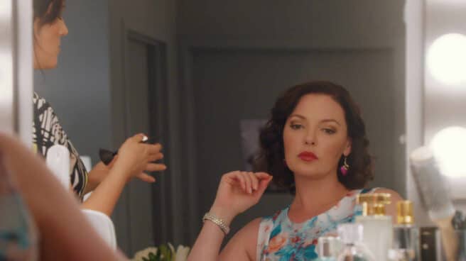 Katherine Heigl protagoniza la comedia 'El baile de las luciérnagas', lo último de Netflix Katherine Heigl sentada frente a un espejo de su camerino