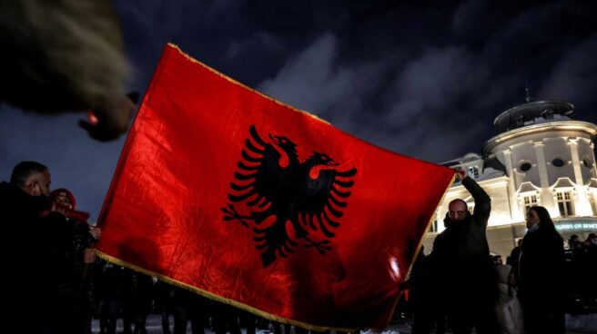 Victoria de los nacionalistas de izquierdas en Kosovo Un grupo de seguidores de Vetvendosje celebran la victoria electoral con una gran bandera de Kosovo, en Pristina