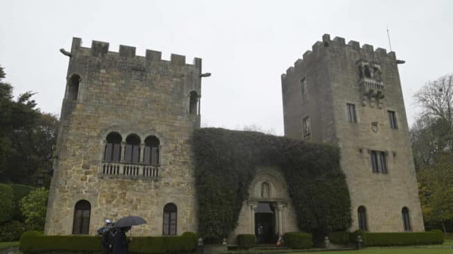 La justicia ordena al Estado indemnizar a los Franco por el mantenimiento de Meirás desde 1975 El Pazo Meirás en un día lluvioso con dos personas paseando