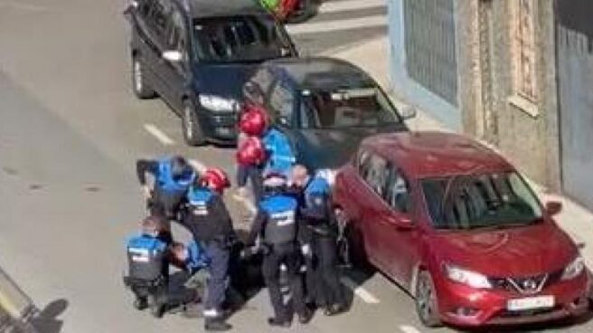 Detención de un hombre en Gijón por varios agentes de la Policía