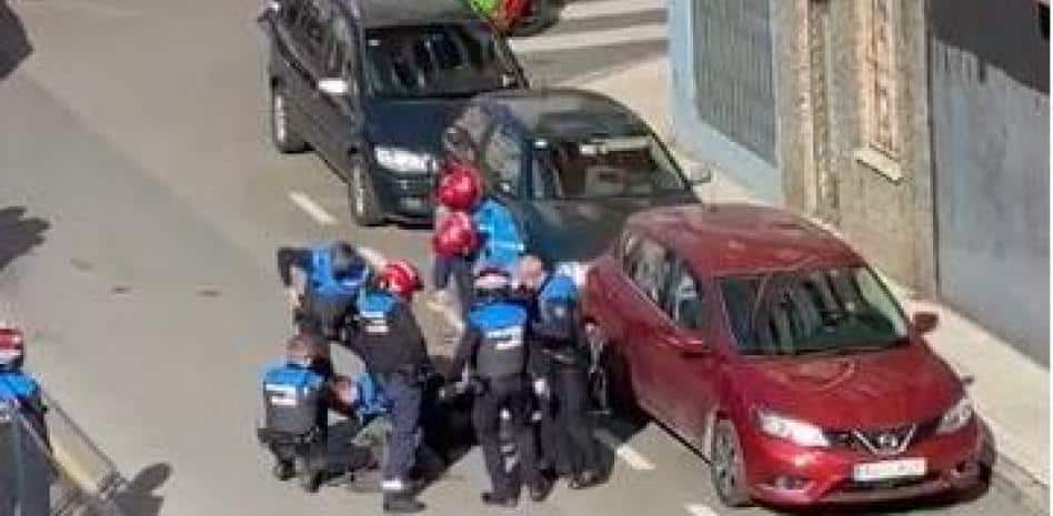 Detención de un hombre en Gijón por varios agentes de la Policía