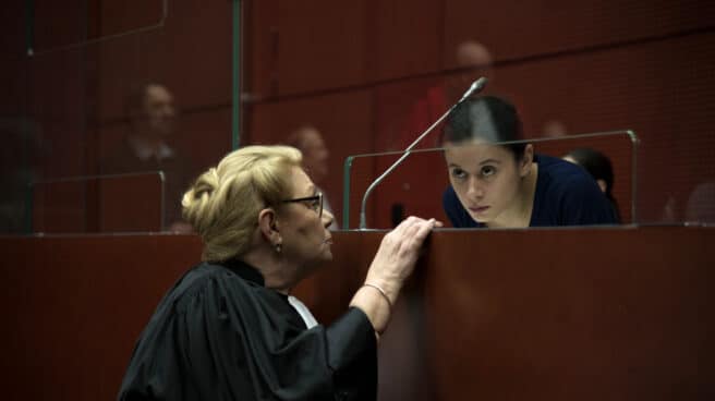 La chica del brazalete Lise Bataille y su abogada defensora, personaje que interpreta Melissa Guers en 'La Chica del brazalete'