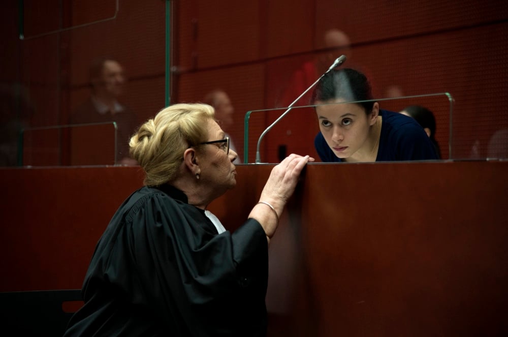 Lise Bataille y su abogada defensora, personaje que interpreta Melissa Guers en 'La Chica del brazalete'