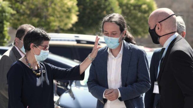 La imagen de España sufre por las diferencias en la coalición de gobierno La ministra de Exteriores, Arancha González Laya, saluda a Pablo Iglesias, vicepresidente segundo.