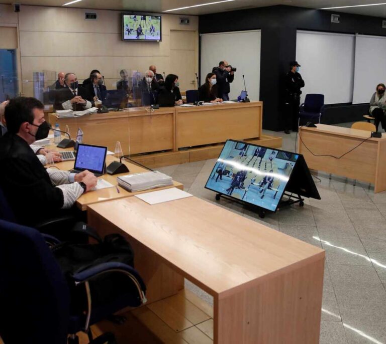 El Tribunal suspende el juicio de la 'caja B' hasta que el acusado con Covid se recupere