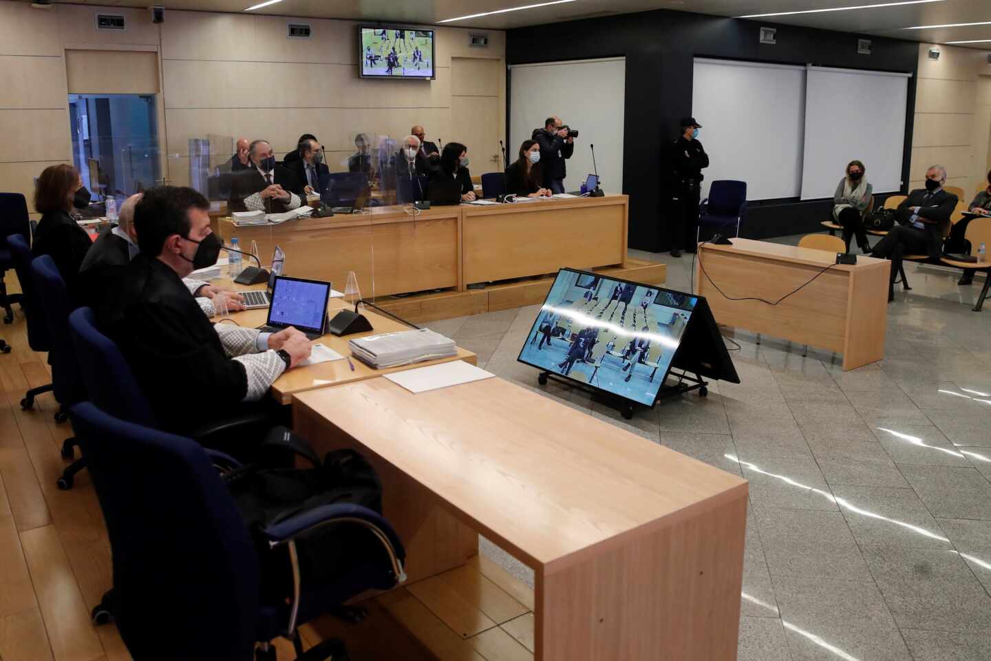 El Tribunal suspende el juicio de la 'caja B' hasta que el acusado con Covid se recupere