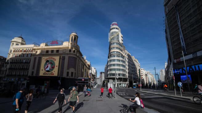 Fotografía de archivo. Varias personas pasean por la Gran Vía de Madrid. Varias personas pasean por la Gran Vía de Madrid.