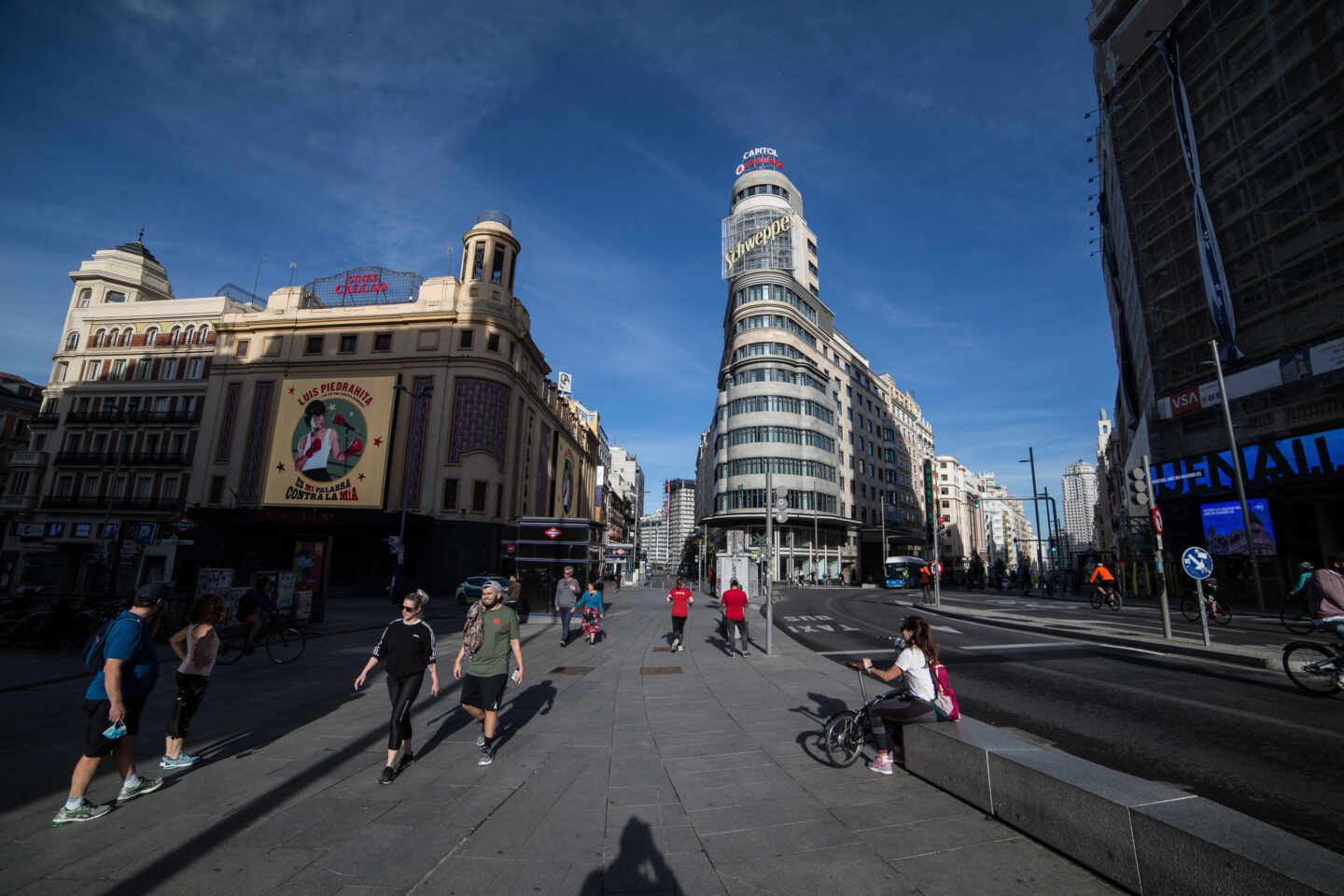 Varias personas pasean por la Gran Vía de Madrid.