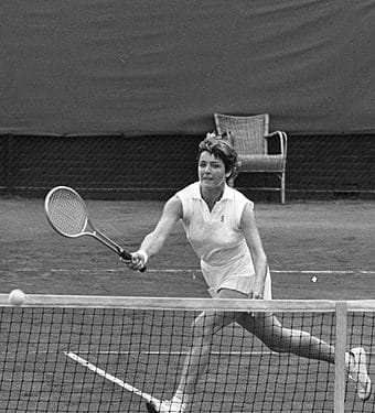 Margaret Court golpea una volea en 1970