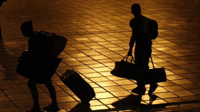 La pandemia fuerza una drástica reducción migratoria Atlántico, la esperanza se impone sobre la incertidumbre. En efecto, hay sufi- cientes razones para pronosticar que la Administración Biden va a poner fin a unos años –los de la presidencia Trump– de ominosos y virulentos ataques a la inmigración y al asilo, y va a cancelar el intento que ha tenido lugar de alterar las líneas maestras de la política migratoria de Estados Unidos en todos los frentes. Joe Biden ha anunciado cambios importantes en diversas esferas de la gestión migratoria y, en particular, en la que tiene por objeto el asilo, que en la era Trump había ido marcando mínimos históricos año tras año, llegando a estable- cer un techo de 18.000 para el año fiscal 2020, muy alejado de los 110.000 del último año de la administración Obama y de los 125.000 reasentados que se ha comprometido a admitir Biden para el año fiscal 2021, sin contar a los solicitantes de asilo. No le resultará fácil a la nueva Administración estadounidense deshacer las despiadadas políticas desarrolladas por su antecesor, aunque una ventaja es que la mayor parte de ellas fueron aprobadas por de- creto presidencial (Executive order) y, por ello, también podrán ser canceladas por decreto presidencial.