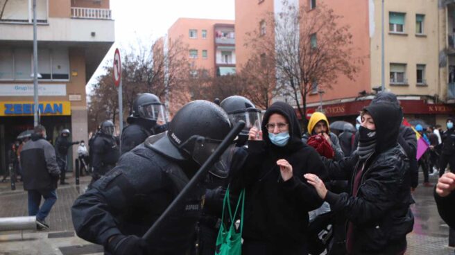 Los Mossos actúa contra la manifestación en Salt tras un acto de Vox. Los Mossos actúa contra la manifestación en Salt tras un acto de Vox.