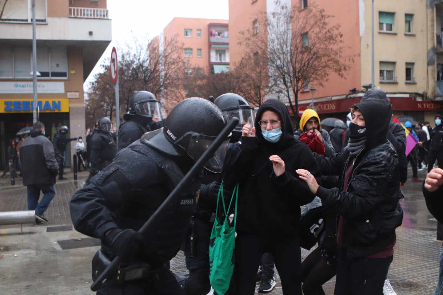 Los Mossos actúa contra la manifestación en Salt tras un acto de Vox.