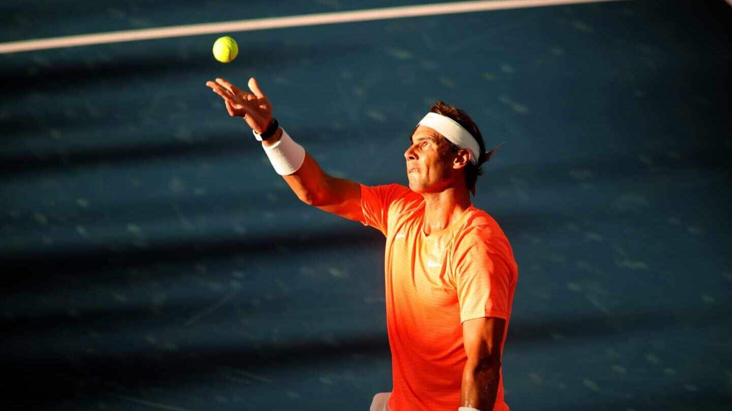 El tenista Rafael Nadal golpea una pelota durante una exhibición en Adelaida en enero de 2021