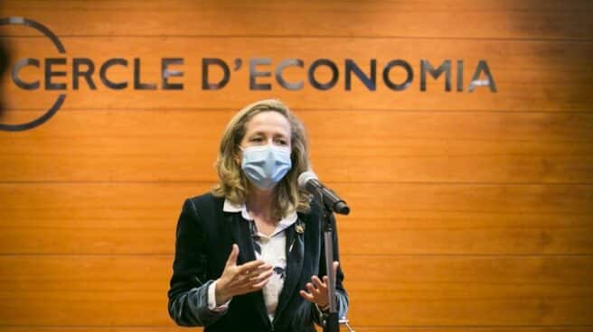 Calviño ha explicado que su departamento trabaja en nuevas medidas para salvar a empresas viables La vicepresidenta de Asuntos Económicos y Transformación Digital, Nadia Calviño, durante su intervención en el Cercle d'Economia
