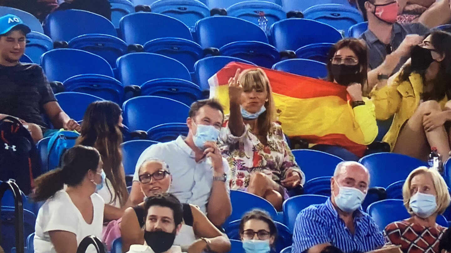 Imagen de la mujer en la grada haciéndole una peineta a Rafa Nadal en el Open de Australia