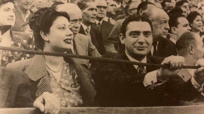 Pepe Blanco, el cantante de la copla resucitado en la colaboración con C Tangana junto con Carmen Morell La cantante Carmen Morell y Pepe Blanco en una plaza de toros