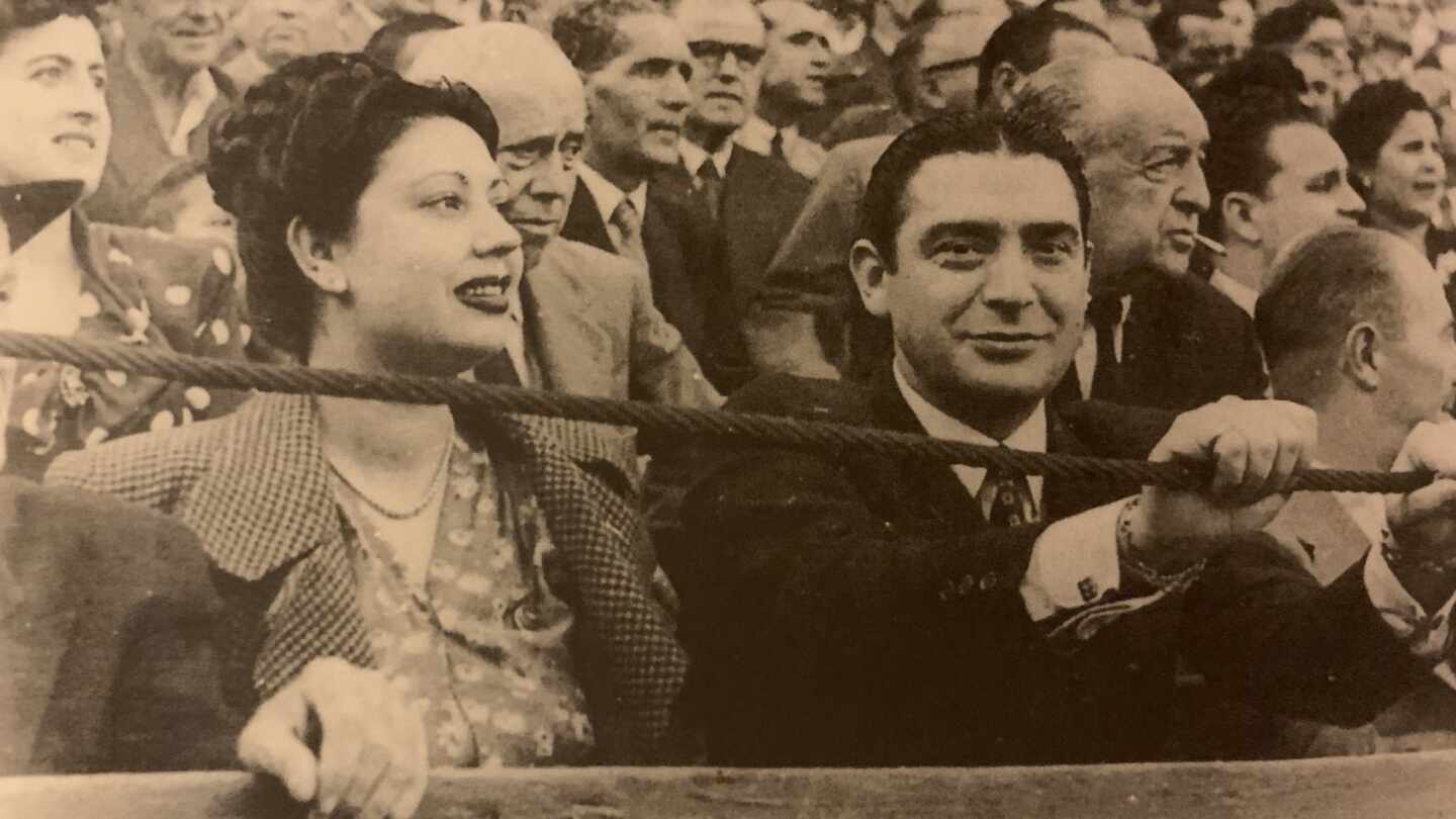 La cantante Carmen Morell y Pepe Blanco en una plaza de toros