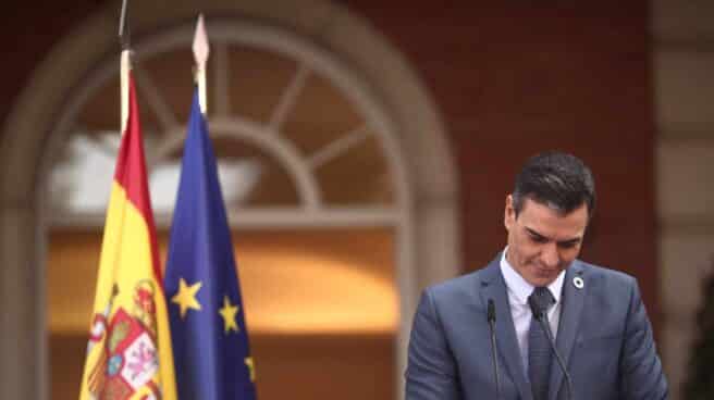 El presidente del Gobierno, Pedro Sánchez, frente a la fachada de Moncloa, en una rueda de prensa.