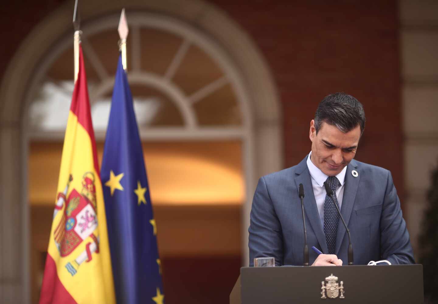 El presidente del Gobierno, Pedro Sánchez, frente a la fachada de Moncloa, en una rueda de prensa.