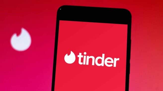 Una pantalla de un teléfono móvil con la aplicación de Tinder